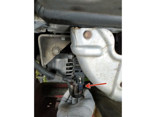 soulever la languette de la fiche électrique du régulateur d'alternateur (elle est dessous)