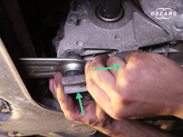 Visser la seconde vis pour maintenir le support en place