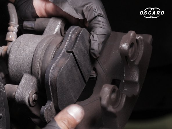 Replacer en premier la plaquette avec les clips au dos dans le piston