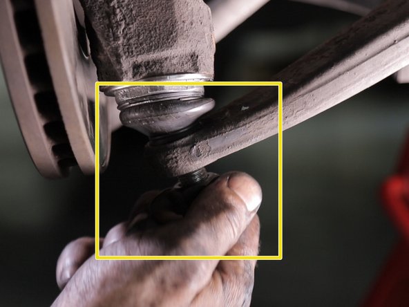 Resserrer la rotule du triangle avec une douille de 22