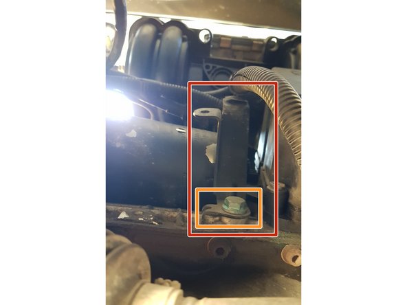 Afin de faciliter la dépose future du démarreur il faut retirer cette biellette en acier...