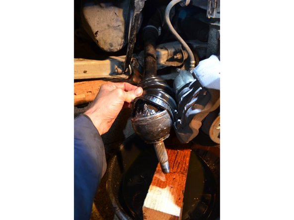 Remplissez le soufflet de cardan avec la graisse fournie dans le kit.