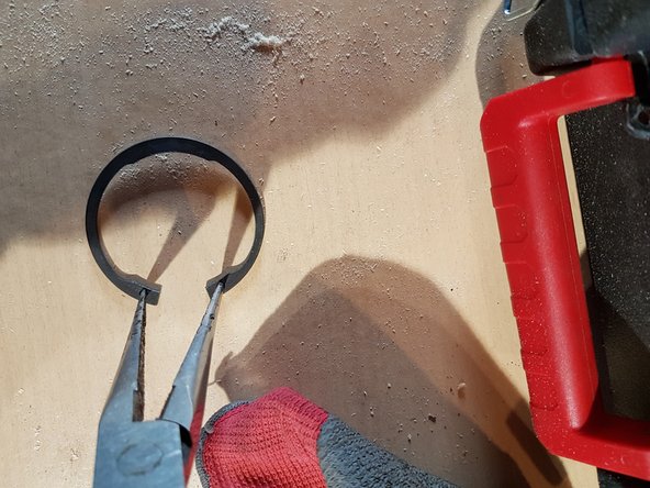 Enlever le circlip avec une pince à bec ou pince à circlip.