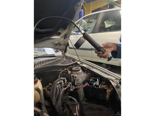 On ajoute de l'air dans le système de refroidissement à l'aide du contrôleur d'étanchéité .