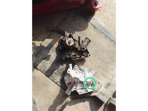 Comparer les 2 pompes (la nouvelle a 3 emplacement pour des sondes de températures)