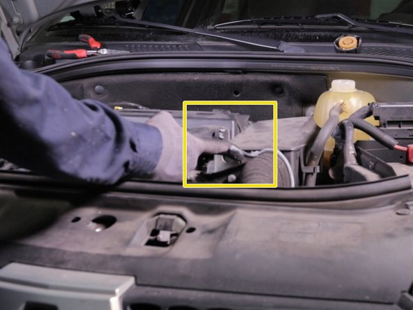 Décrocher la sangle élastique du résonateur du filtre à air