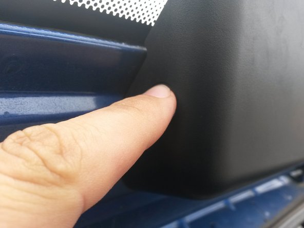 Appuyer fortement sur l'ergot gauche du cache