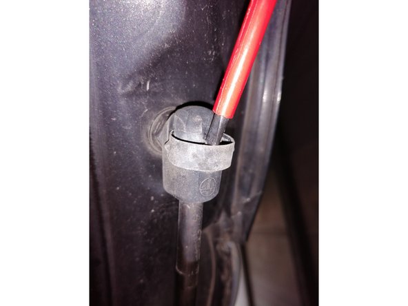 Les agrafes sont à présent enlevé à moitié.