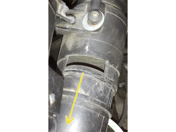 Prenez le tuyau dans la main faite du droite et gauche avec et tirer dessus pour le démancher