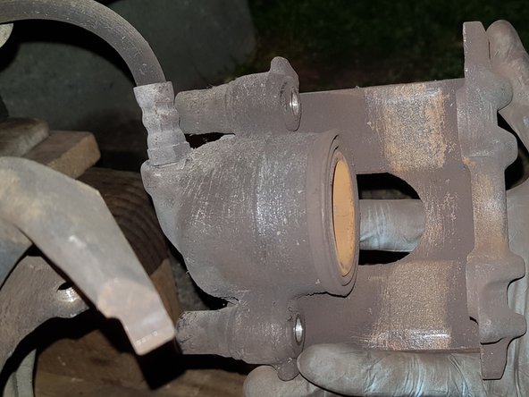 Si vous n'avez pas de cale en bois utilisez une plaquette de frein que vous venez de démonter.