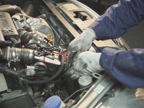 Tirer sur chaque extrémité  de la durite pour la retirer