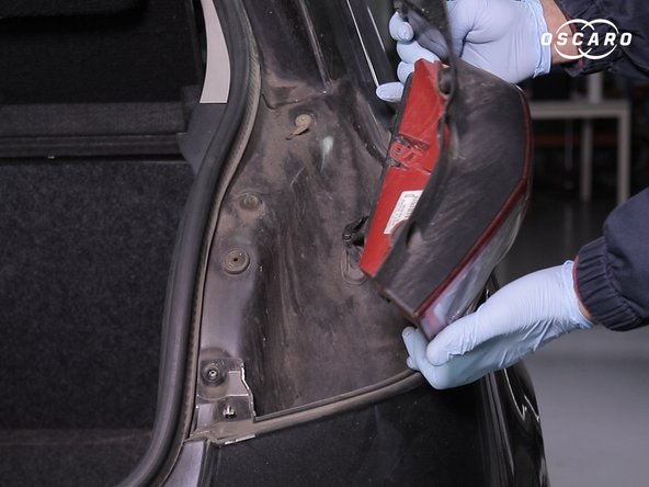 Tirer délicatement  le feu arrière , attention le connecteur est branché