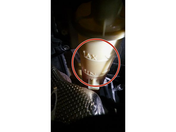 Vous pouvez être à deux pour vérifier que le niveau ne descende en dessous du repère &quot;Min&quot;