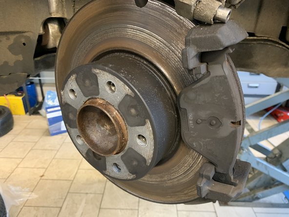 Faite attention aux flexible de frein. Celui ci ne doit jamais être en contrainte