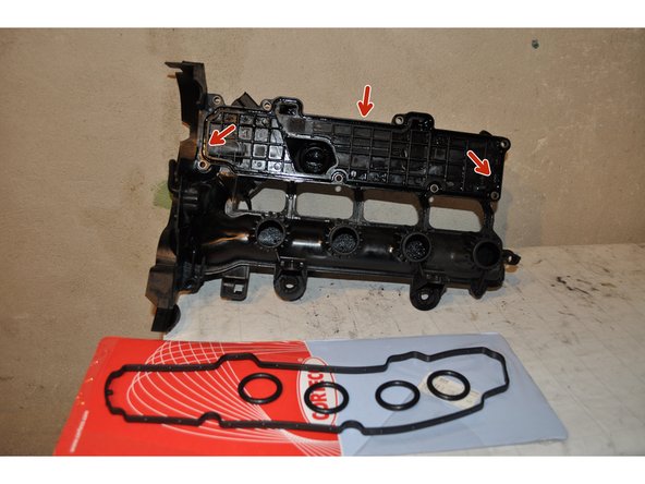 
Remove the old gasket placed in the rocker cover part then clean the groove and place the new gasket
