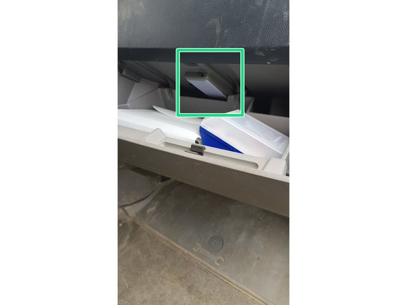 Repositionner le module d'éclairage dans son support en appuyant fortement afin de le reclipsser dans son logement en respectant son sens.