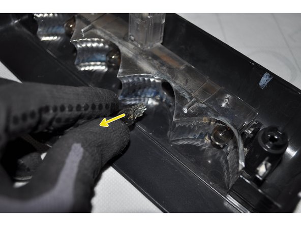 Saisir l'ampoule avec les doigts pour la retirer de la rampe du feu.