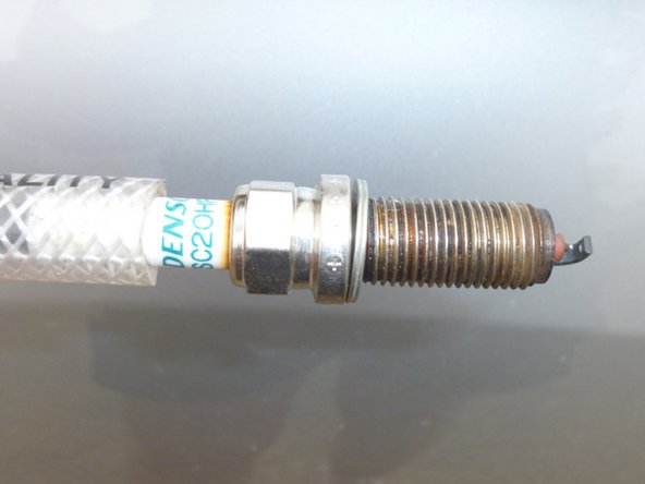 Pour remettre la bougie en place, un bout de tuyau fait l'affaire pour être sûr de bien la visser sans forcer.