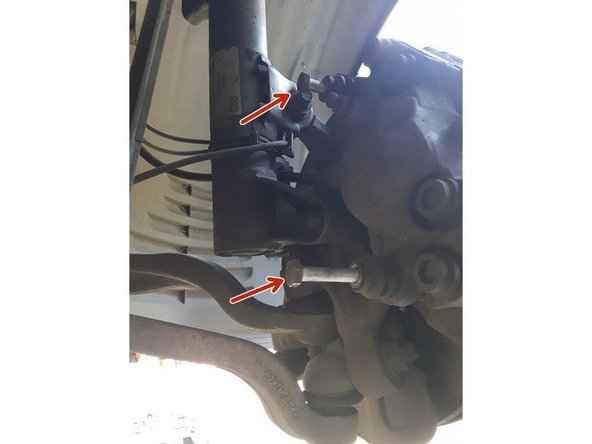 Desserrer les 2 boulons de 13 mm de l'étrier  ( les neufs sont vendus avec les plaquettes)