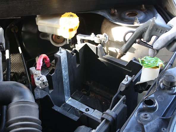 Vous pouvez en profiter pour nettoyer le bac à batterie avec une soufflette ou un aspirateur si nécessaire.