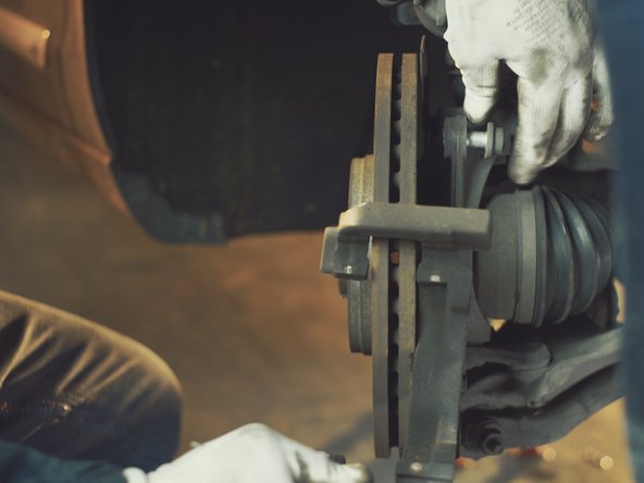 Déposer la chape de l'étrier une fois les deux vis retirées