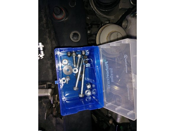 Dans la boite il y d'autres écrous mais ils ne font pas partie du démontage, il n'y a que 2 écrous à démonter.