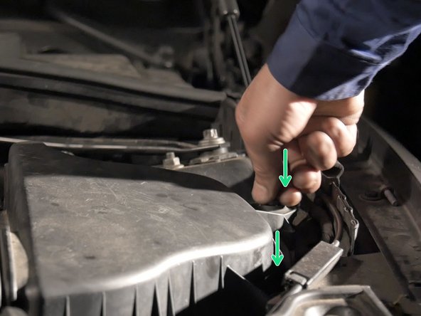 Replacer les vis et les serrer à l'aide de la clé à pipe de 10