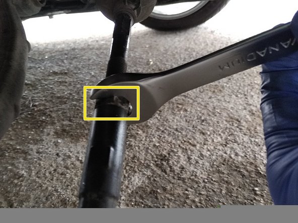 Resserrer le contre-écrou à l'aide de la clé de 21.