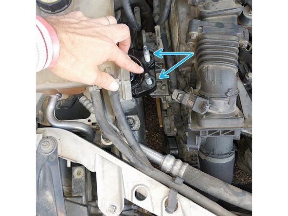 Repositionner les 2 goujons. Serrer au couple (32N.m) à l'aide d'un clé dynamométrique