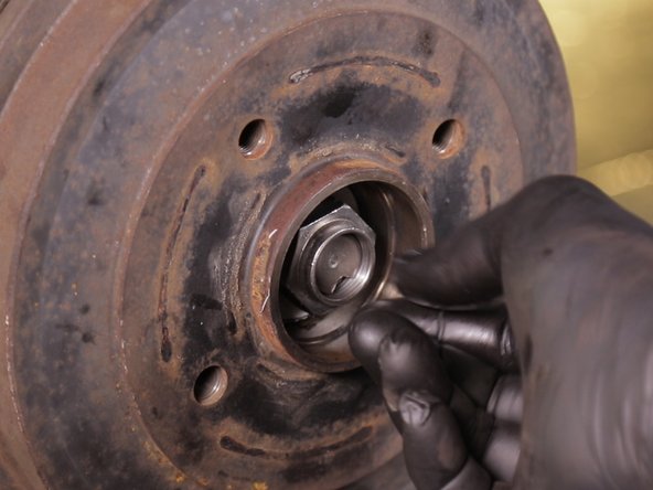 Replacer l'écrou sur la fusée