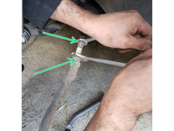 Utilisez une clé plate de 22 ainsi qu'une clé plate de 13 afin de maintenir le contre écrou, dévissez celui-ci.