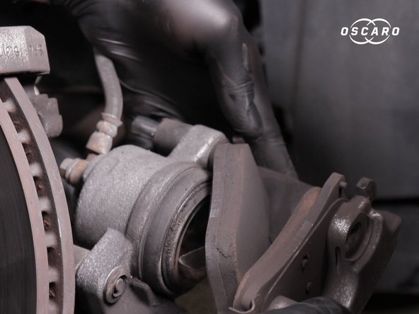 Retirer la première plaquette du piston en poussant sur ses extrémités