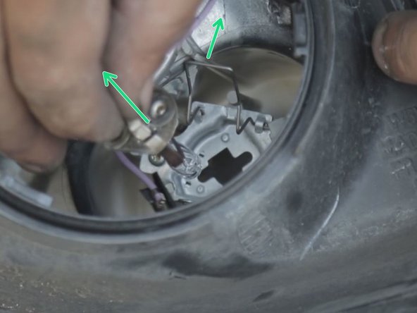 Pousser le clips et retirer l'ampoule