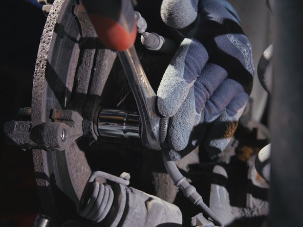 Desserrer les deux vis de la chape avec le cliquet et une douille de 16