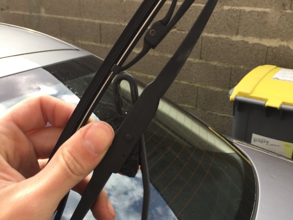 Prenez votre nouveau balai, et faites le glisser le long de la tige du support (flèche).