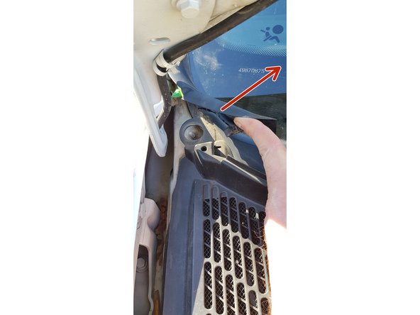 De chaque côté du pare-brise, écartez les bavettes puis retirez le tablier.