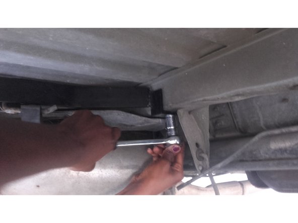 Présentez l'attelage et engagez toutes les vis sans serrer.