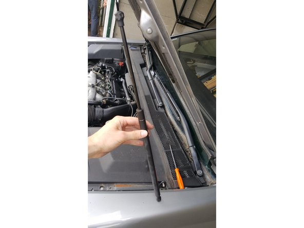 Comparer le vérin neuf avec l'usagé (longueur, fixation)