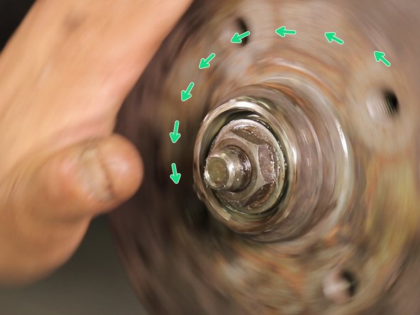 Faites tourner le tambour pour étaler la graisse qui se trouve sur les roulements