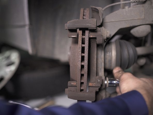 Desserrer les deux vis de la chape à l'aide d'un cliquet et une douille de 16