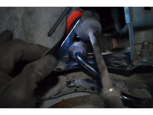 Avec une clé de 10mm, retirez les 2 vis.