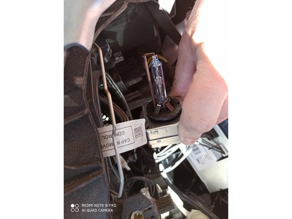 Enlever l'ampoule vers l'arriere, remonter l'ampoule en prenant soin de ne pas mettre les doigts sur le verre.