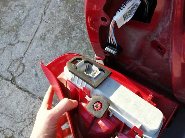 Débranchez la prise en appuyant sur la partie mobile, et tirez la prise en même temps.