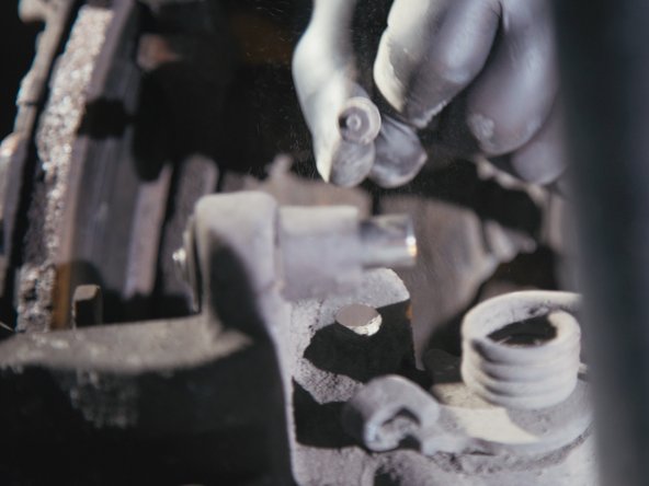 Retirer l'étrier de frein tout en tirant sur le câble de frein à main pour le dissocier de l'étrier