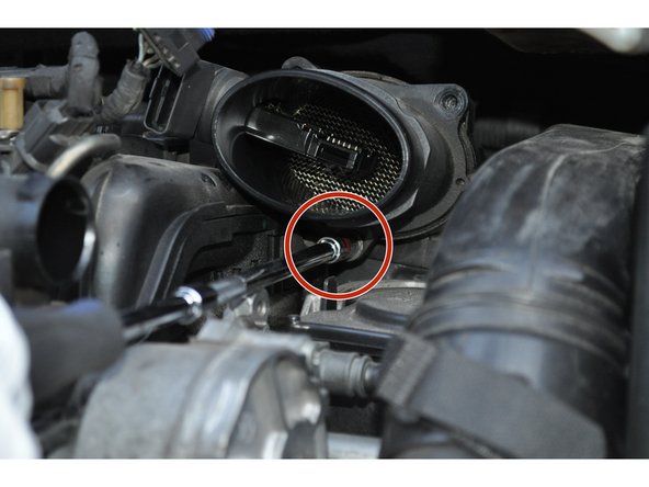 Déposer les trois vis de 8 mm, 2 au dessus et 1 en dessous