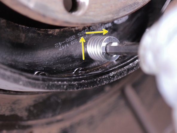 Replacer le guide sur la mâchoire du bas puis tourner d'un quart de tour avec la clé allen de 7