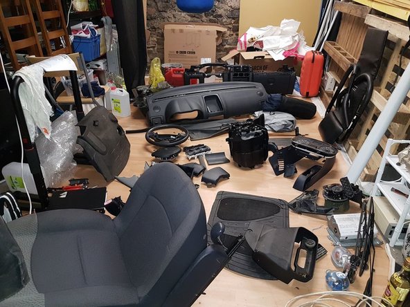 Dans mon cas, il a fallu que j'enleve le siège et le tapis de sol car du liquide de refroidissement avait coulé dessus. Et comme chacun ça, c'est quasiment impossible de nettoyer du liquide de refroidissement !