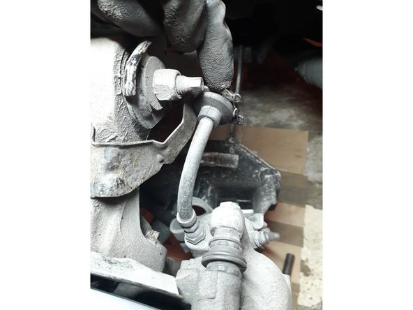 Pour le revissage de l’étrier on procède comme pour le démontage. On maintien avec la clef plate de 15 et on visse avec la clé de 13