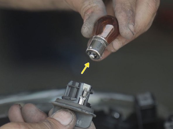 Retirer l'ampoule de son emplacement