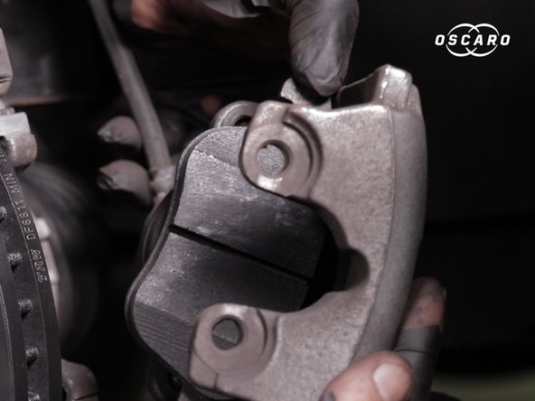 Astuce : Pour repousser le piston sans repousse piston, replacer l'étrier avec la première plaquette sur la chape puis à l'aide d'un tournevis plat faire levier sur l'étrier pour repousser le piston